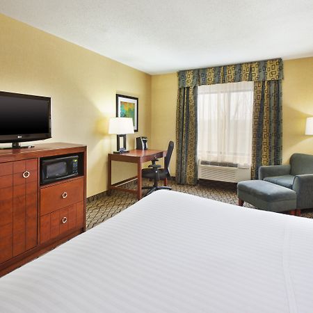 Holiday Inn Express Hotel & Suites - Belleville Area By Ihg Exterior foto
