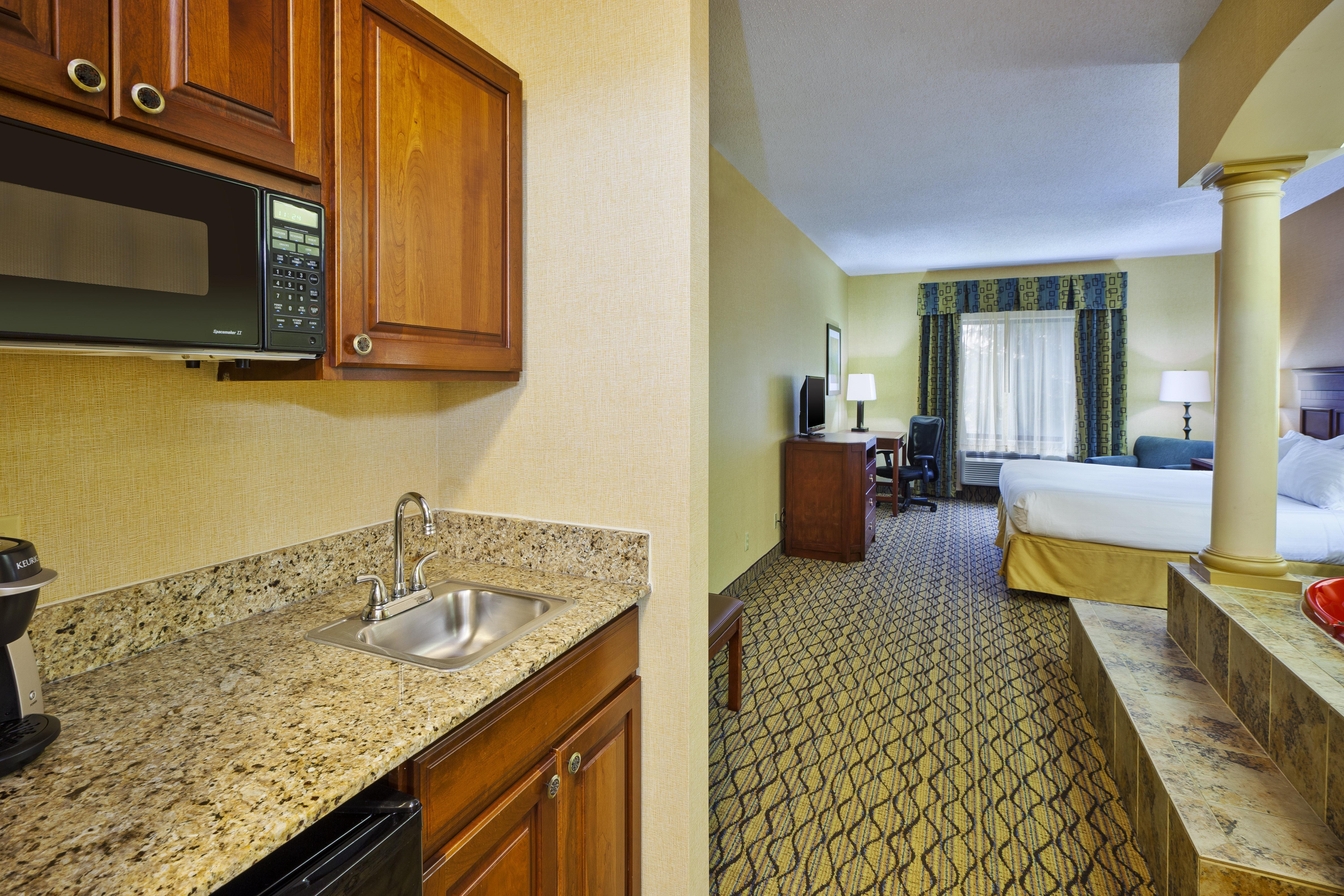 Holiday Inn Express Hotel & Suites - Belleville Area By Ihg Exterior foto