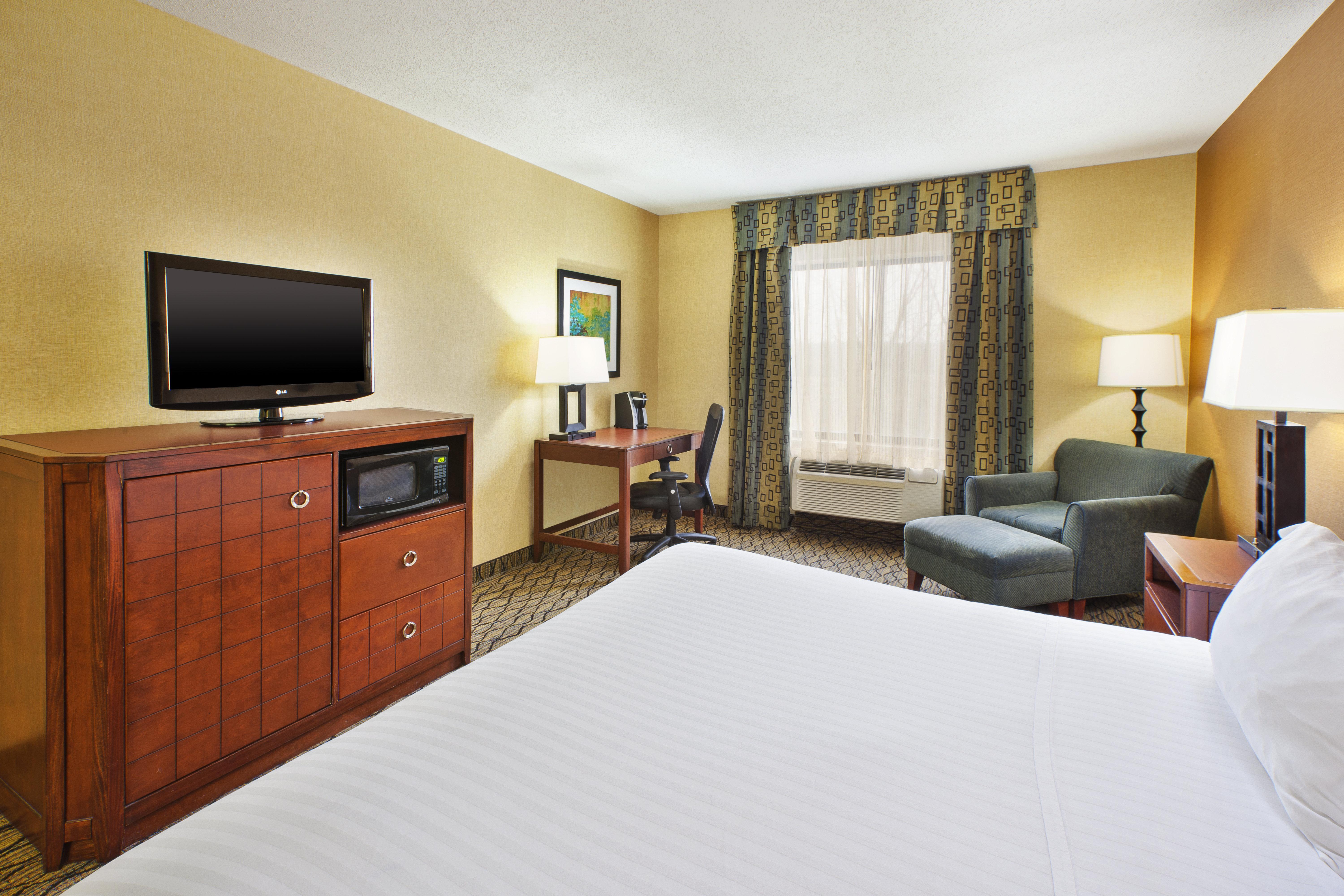 Holiday Inn Express Hotel & Suites - Belleville Area By Ihg Exterior foto