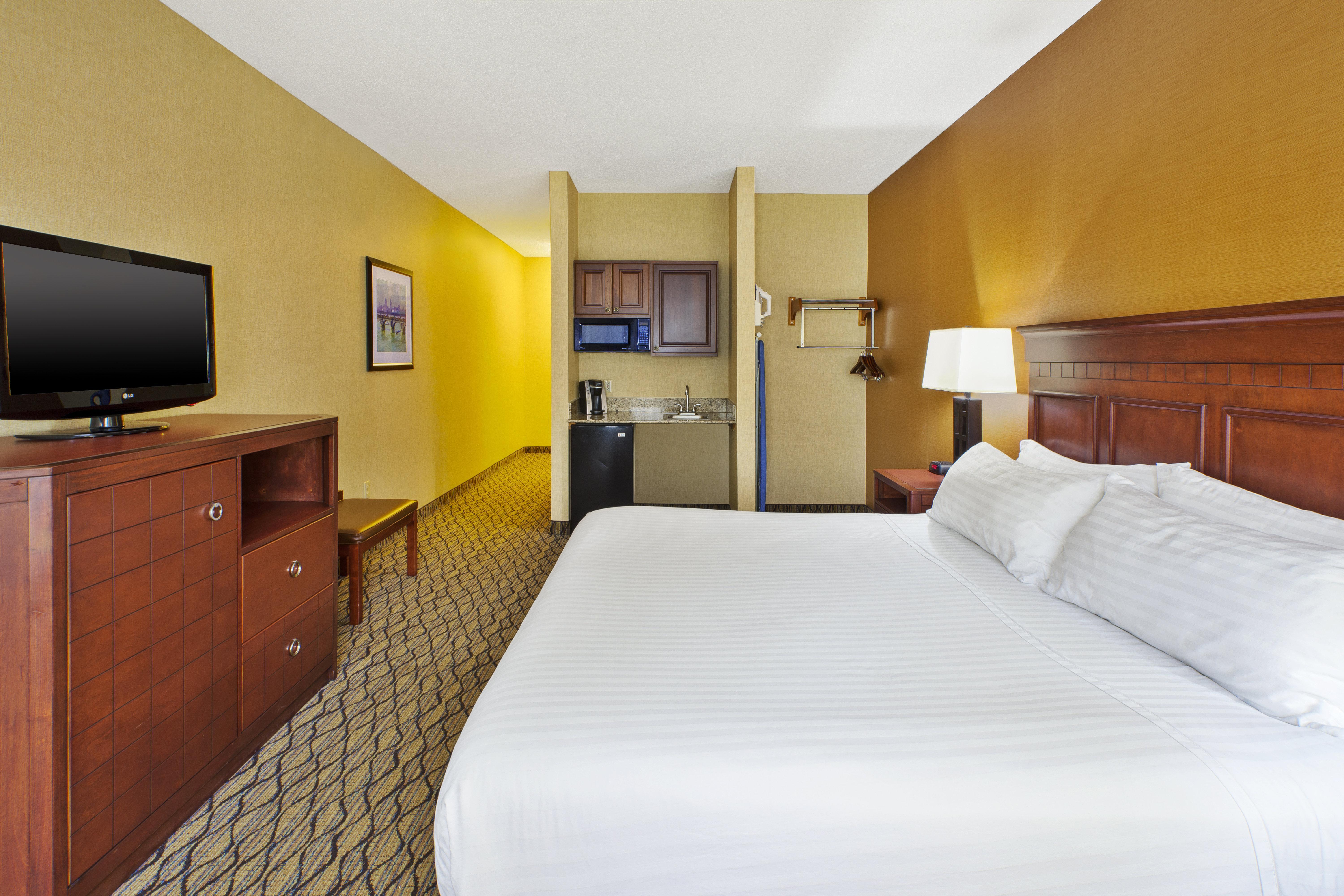 Holiday Inn Express Hotel & Suites - Belleville Area By Ihg Exterior foto