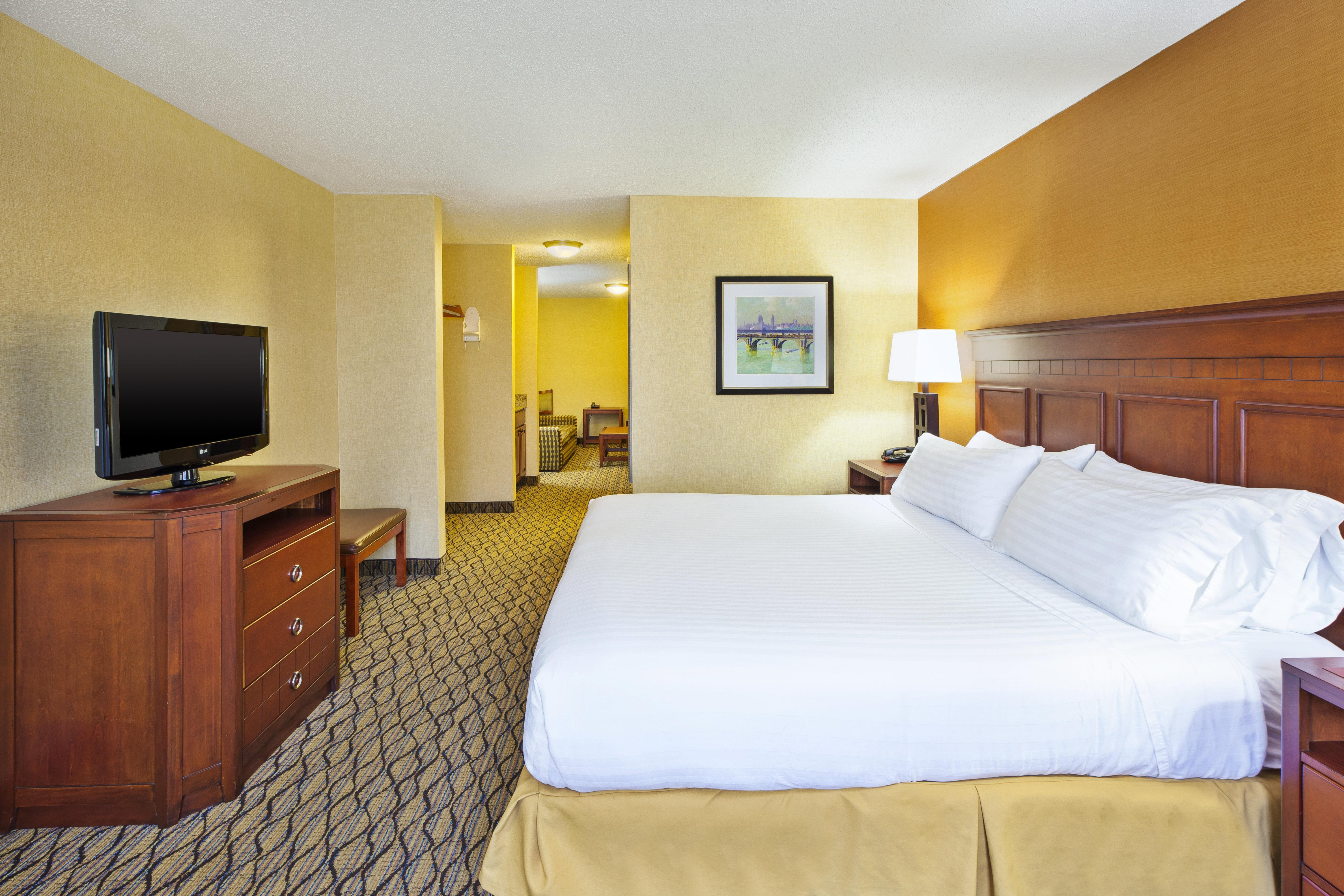 Holiday Inn Express Hotel & Suites - Belleville Area By Ihg Exterior foto