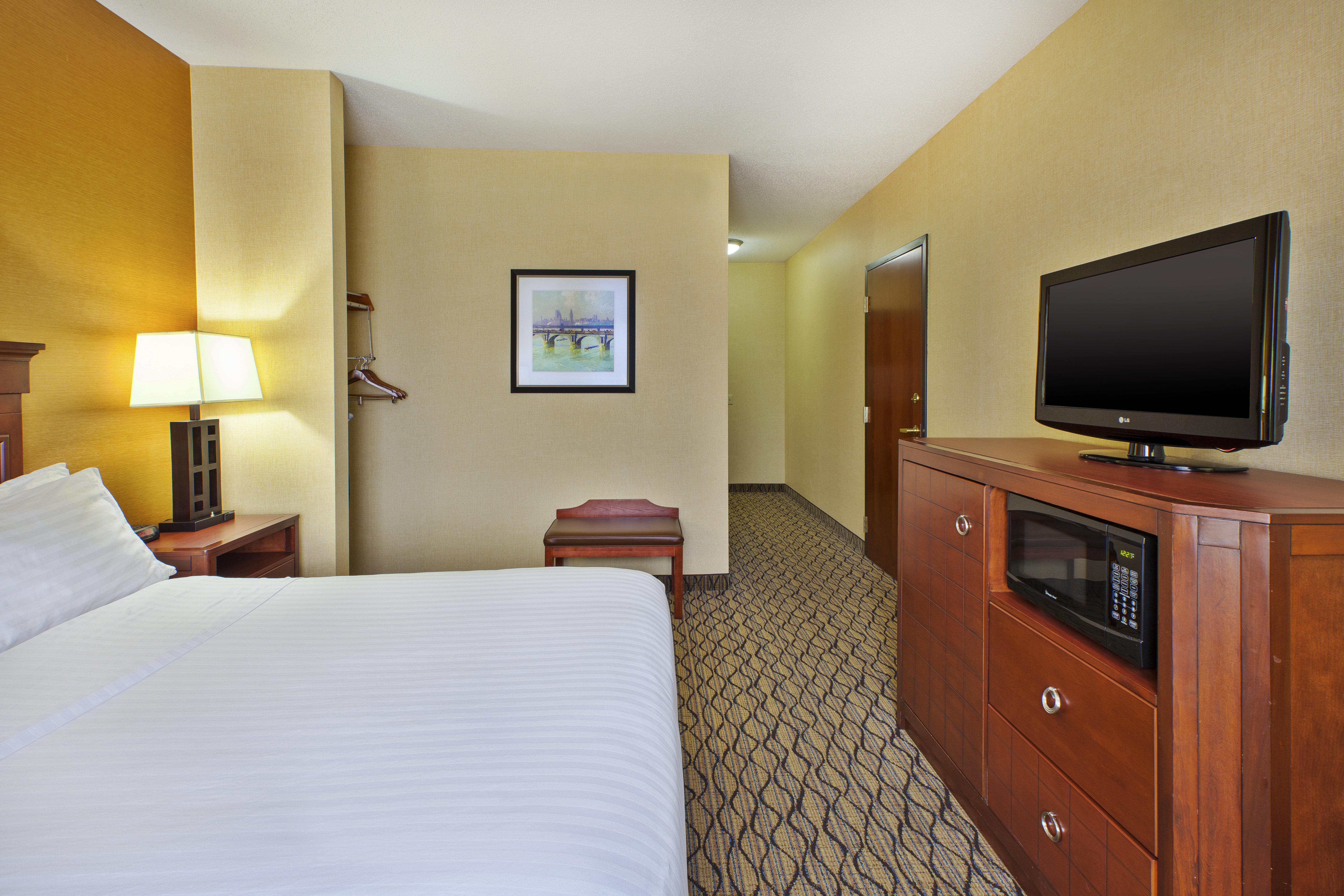 Holiday Inn Express Hotel & Suites - Belleville Area By Ihg Exterior foto