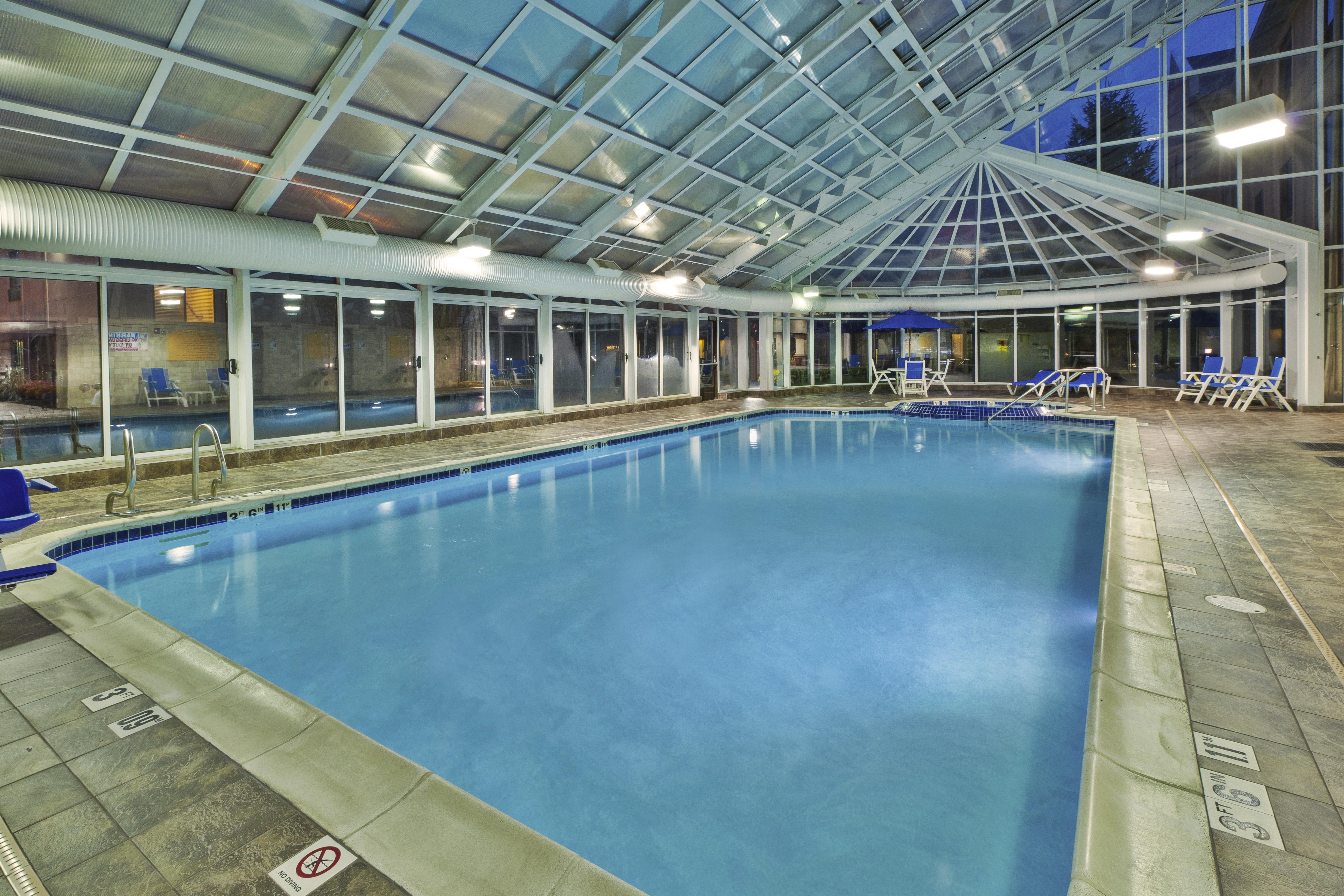Holiday Inn Express Hotel & Suites - Belleville Area By Ihg Exterior foto