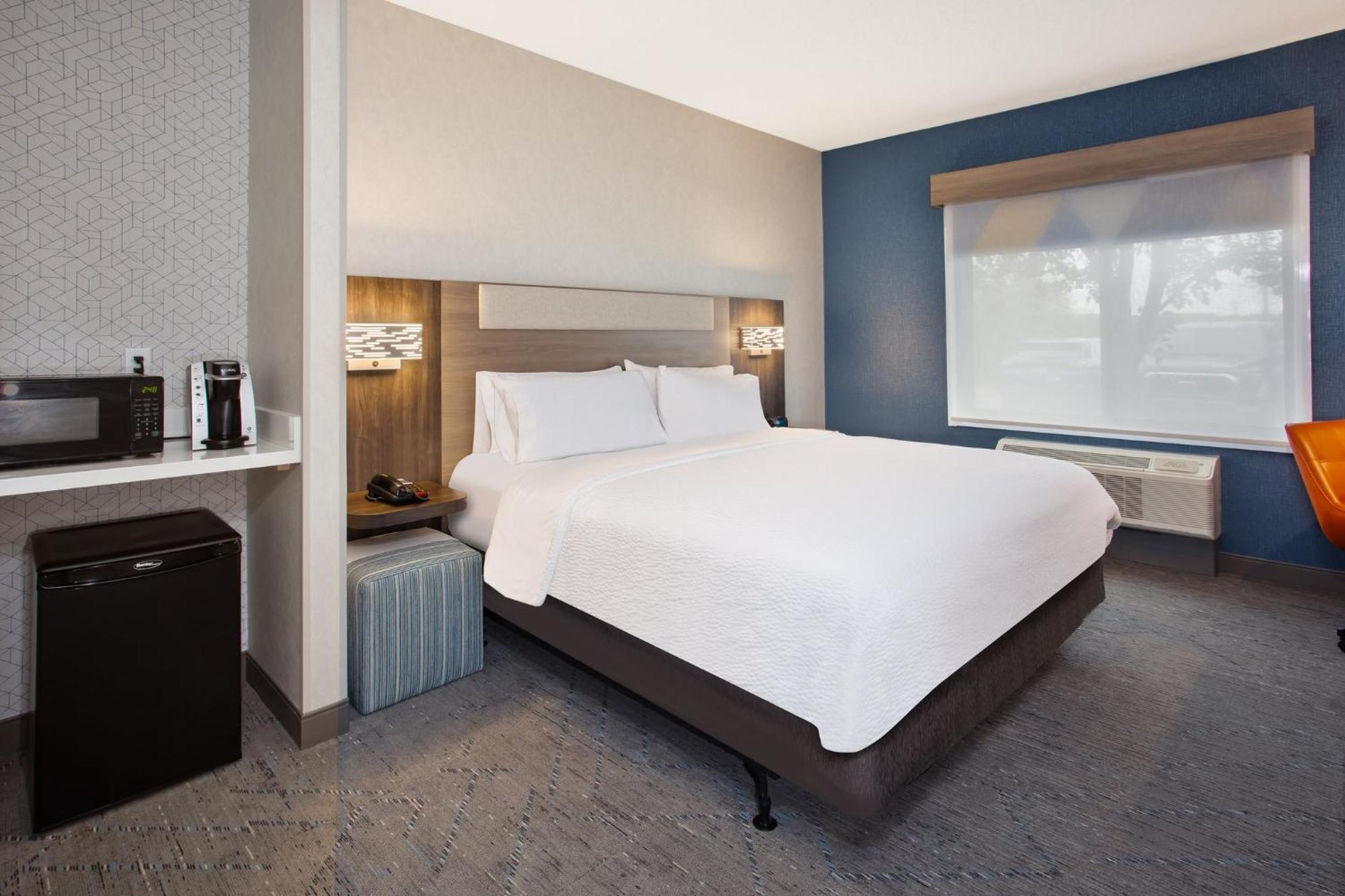 Holiday Inn Express Hotel & Suites - Belleville Area By Ihg Exterior foto