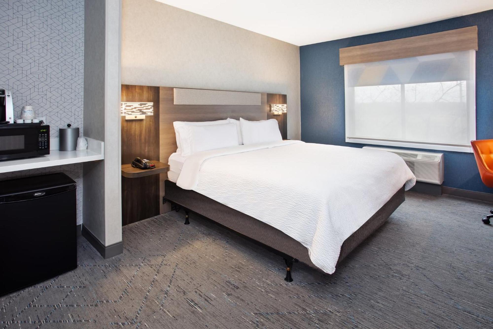 Holiday Inn Express Hotel & Suites - Belleville Area By Ihg Exterior foto