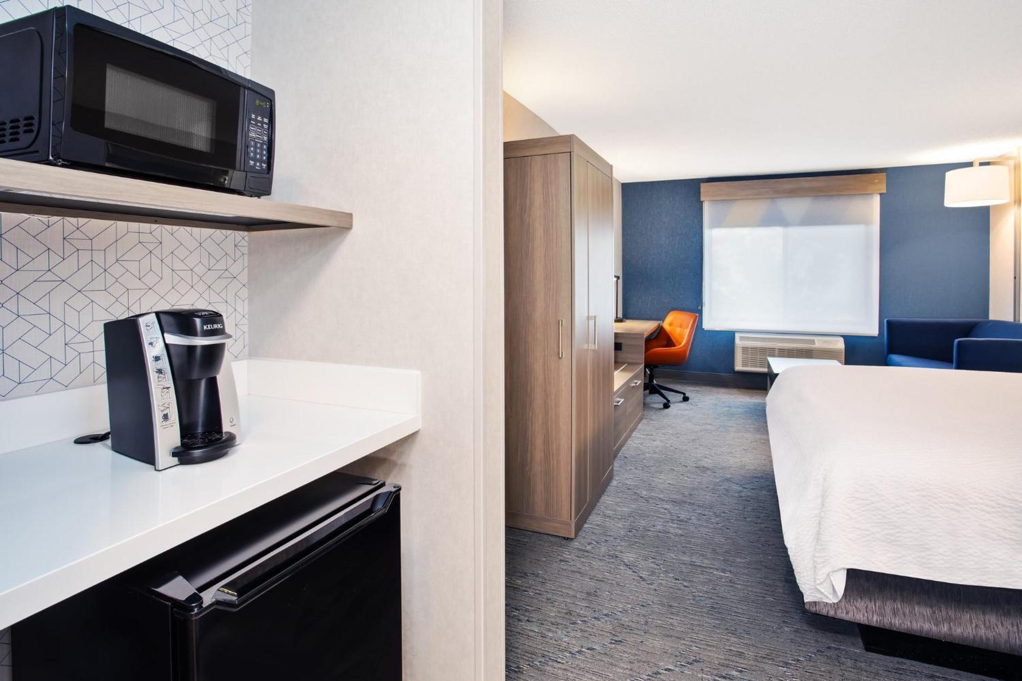 Holiday Inn Express Hotel & Suites - Belleville Area By Ihg Exterior foto