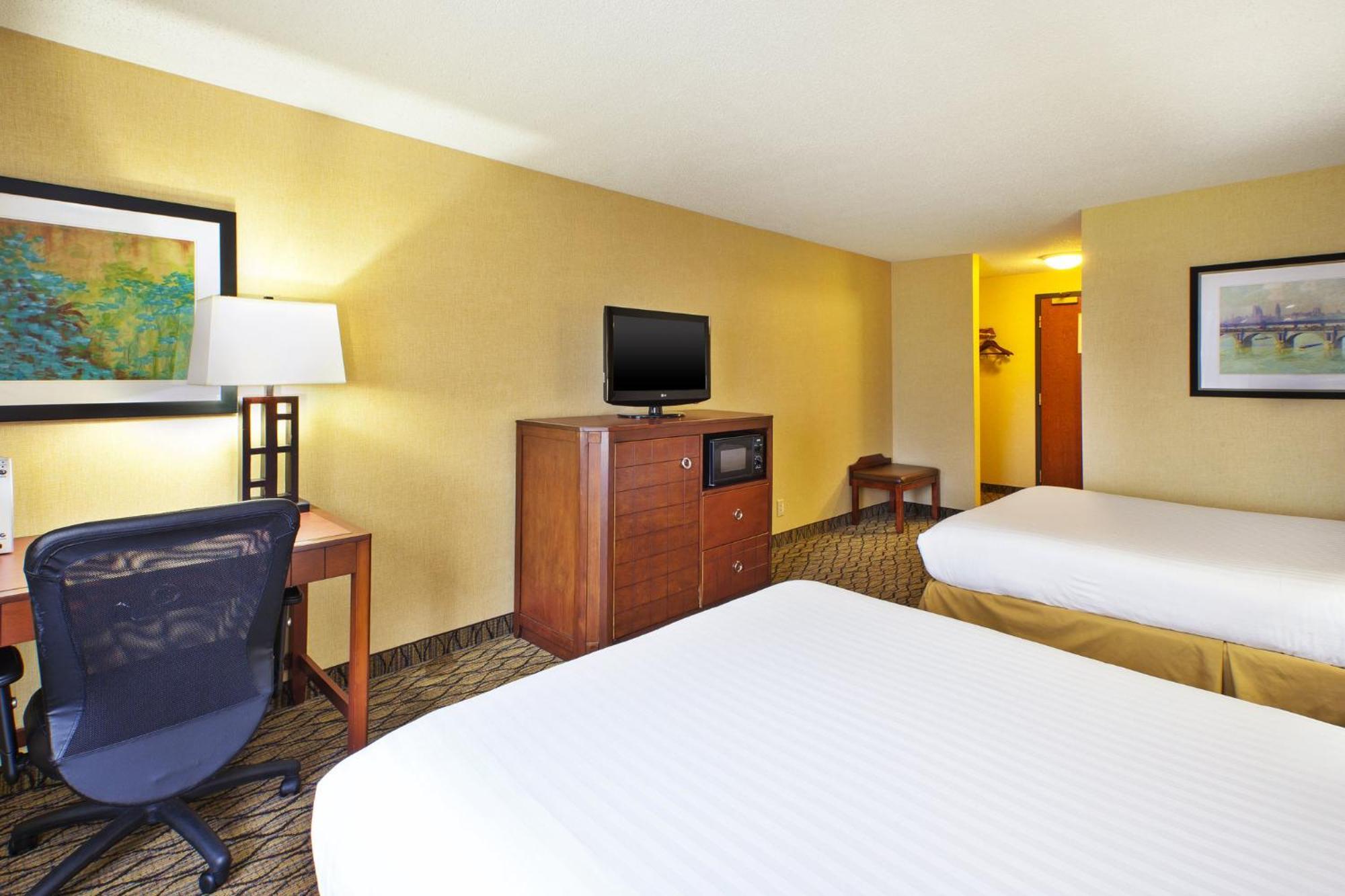 Holiday Inn Express Hotel & Suites - Belleville Area By Ihg Exterior foto