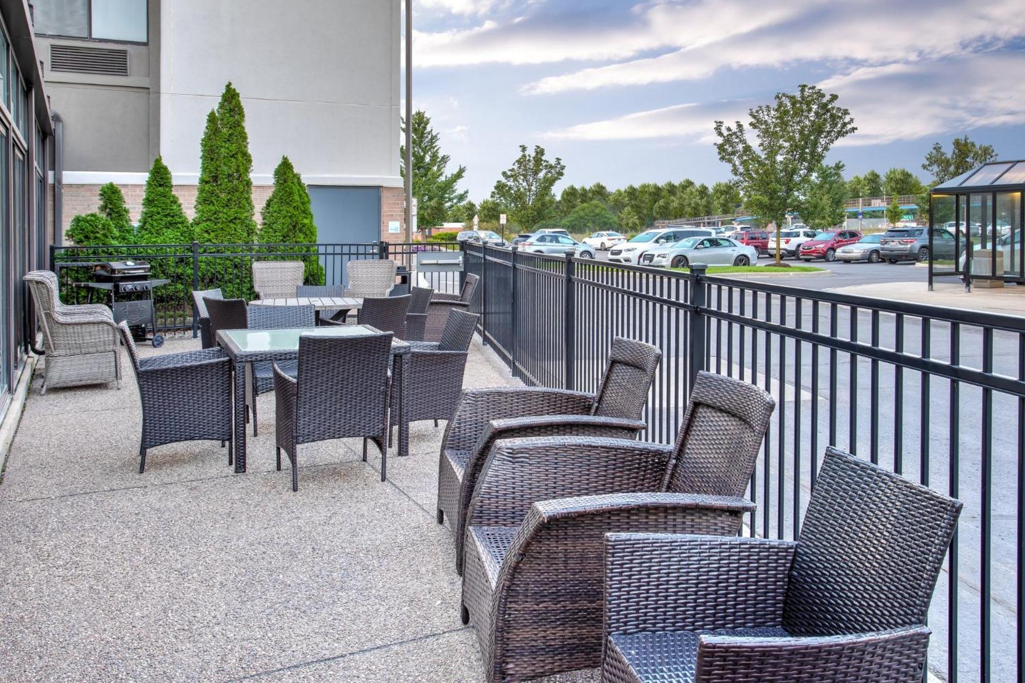 Holiday Inn Express Hotel & Suites - Belleville Area By Ihg Exterior foto