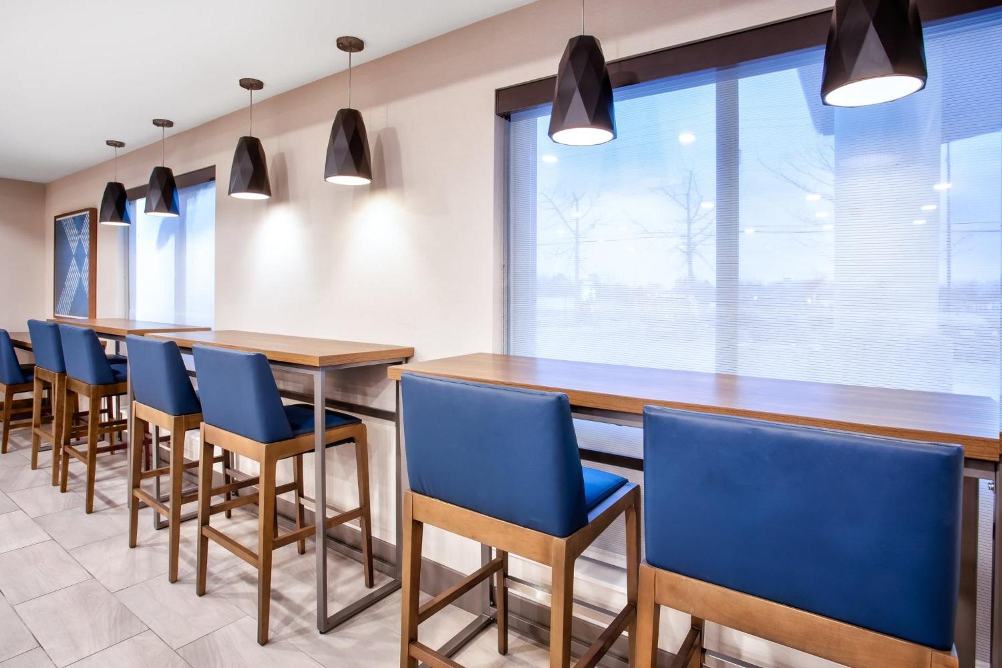 Holiday Inn Express Hotel & Suites - Belleville Area By Ihg Exterior foto