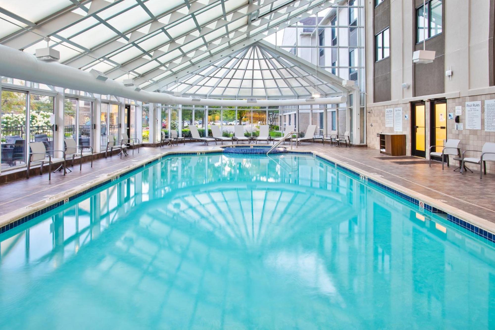 Holiday Inn Express Hotel & Suites - Belleville Area By Ihg Exterior foto