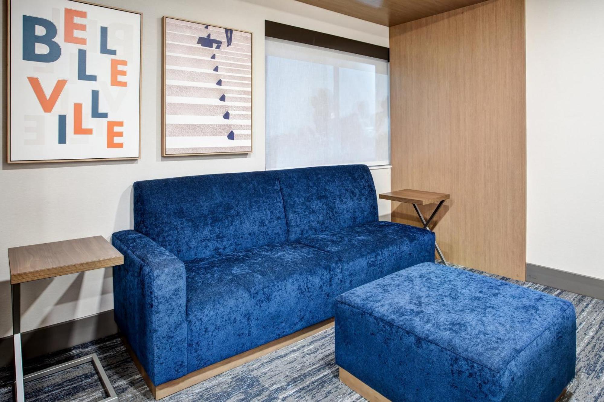 Holiday Inn Express Hotel & Suites - Belleville Area By Ihg Exterior foto